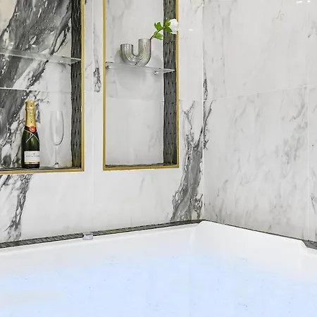 Appartamento Jacuzzi&balneotherapy For A Passionate Couple *