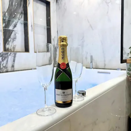 Jacuzzi&balneotherapy For A Passionate Couple *